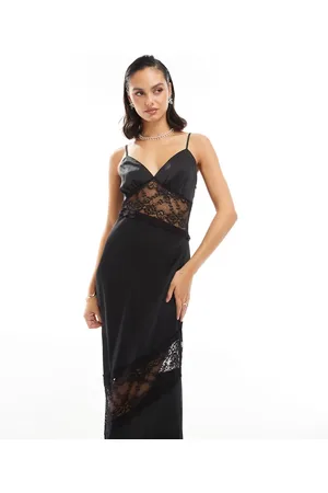 TFNC – Satin-Maxikleid in mit Spitzeneinsatz