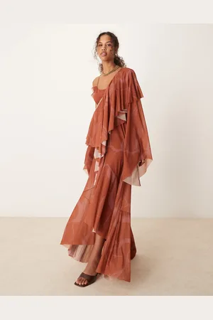 ASOS – Voluminöses, schulterfreies Maxikleid in Rostrot mit abstrakten Print und übergroßen Rüschen