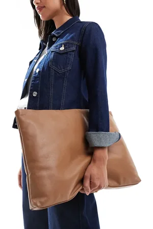 ASOS – Große, bauschige Leder-Clutch in Beige mit Reißverschluss oben