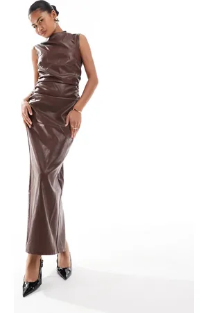 Amy Lynn – Kunstleder-Maxikleid in Ochsenblutrot mit geraffter Vorderseite und Schlitz hinten