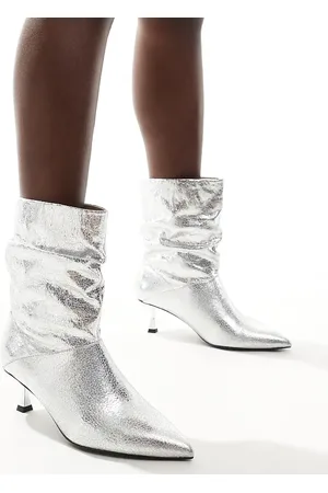 London Rebel London Rebel – Whitney – Stiefeletten in Silber mit Pfennigabsatz, lockerem Schaft und weiter Passform