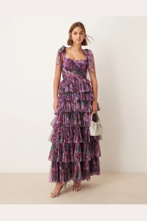 Lace & Beads – Gestuftes Tüll-Maxikleid mit lilafarbenem Blumenmuster und Schulterschleife