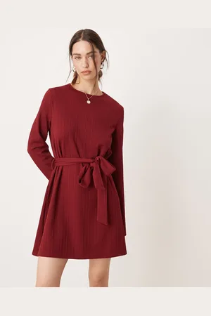 ASOS – Minikleid aus Strick in Burgunderrot mit Zopfmuster und Bindeband