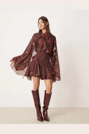 ASOS – Minikleid in Weinrot mit asymmetrischem Wasserfall-Rückenausschnitt, Rüschen und Weltall-Muster