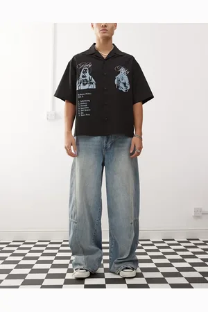 COLLUSION – X002 – Weite Jeans in hellblauer Waschung mit Nahtdetails