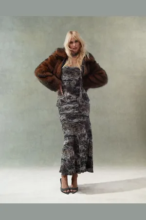 ASOS – Maxi-Trägerkleid in Grau mit Bindeband am Ausschnitt und abstraktem Print