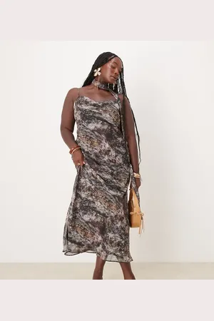 ASOS ASOS DESIGN Curve – Maxi-Trägerkleid in Grau mit Bindeband am Ausschnitt und abstraktem Print