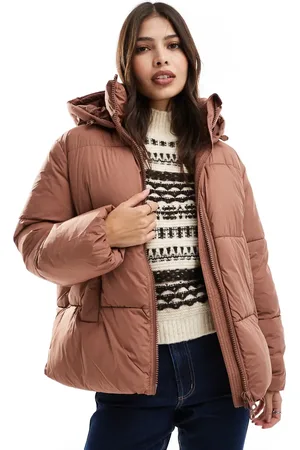 VERO MODA – Kurze, wattierte Jacke in der Farbe Spice mit Kapuze