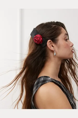 Reclaimed – Ansteckblumen-Haarclips in Schwarz und Rot, 2er-Pack