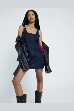 River Island – Mini-Trägerkleid aus Denim in dunkler Waschung