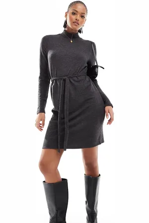 VERO MODA – Hochgeschlossenes Strick-Minikleid in mit Bindebund