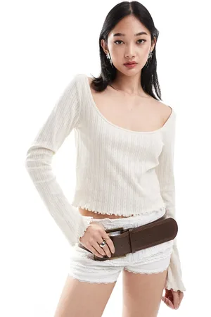 Monki – Langärmliges Pointelle-Oberteil in Beige mit offenem Ausschnitt