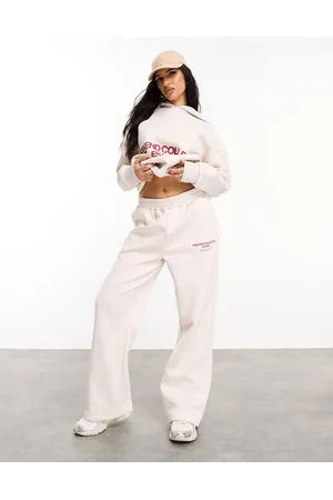 ASOS ASOS – Weekend Collective – Oversize-Jogginghose in Haferbeige mit Stapel-Logotext in Rot