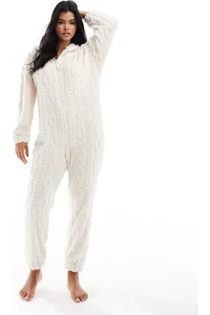 ASOS – Lounge-Onesie aus strukturiertem Cloud-Fleece in Cremeweiß mit Zopfmuster
