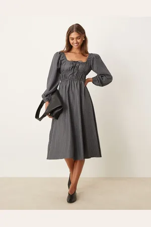 Glamorous – Maxikleid in Grau und Schwarz gestreift mit Raffung, voluminösen Ärmeln und Bindeband vorne