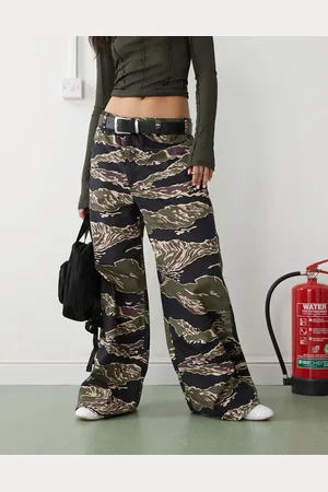 COLLUSION – Skaterhose mit mehrfarbigem Camouflagemuster