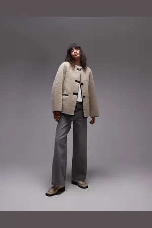 MANGO – Kragenlose Kunstfell-Jacke in Ecru mit Kontrastdetail