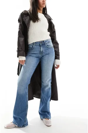 Pull&Bear – Bootcut-Jeans in mittelblauer Authentic-Waschung mit niedrigem Bund