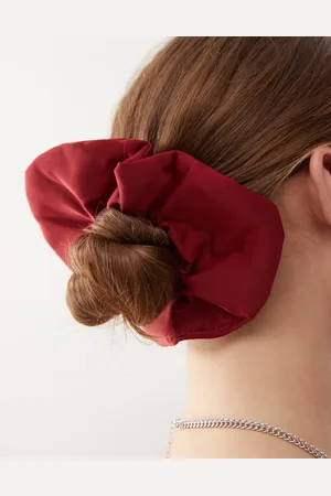 Reclaimed – Scrunchie-Haargummi aus Satin in Burgunderrot mit Herz-Detail