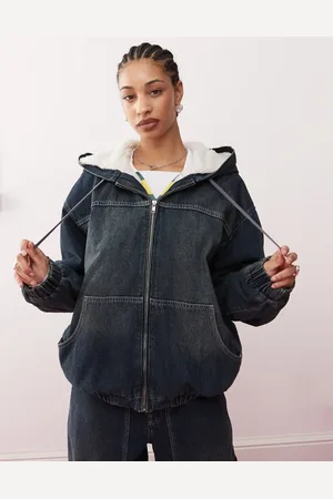 COLLUSION – Bomberjacke aus Denim in dunkler Waschung und Teddyfell