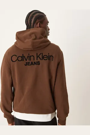 Calvin Klein – Kapuzenpullover in Dunkelbraun mit Logoprint auf dem Rücken, exklusiv bei ASOS