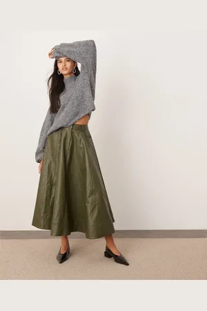 ASOS – Weiter Midirock aus Kunstleder in Knitteroptik in Khakigrün