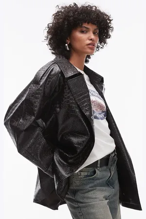 Topshop – Trenchcoat aus Kunstleder in Burgunderrot mit Krokoprägung