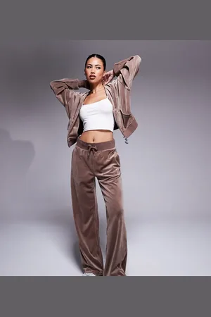 Juicy Couture – Velours-Jogginghose in Latte- mit weitem Bein, exklusiv bei ASOS