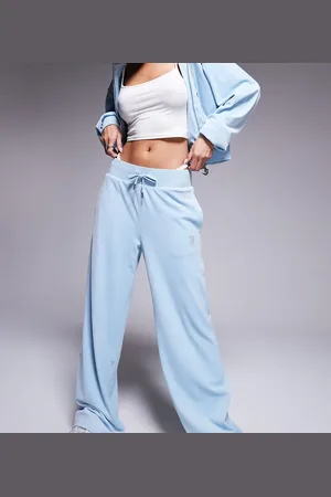Juicy Couture – Jogginghose aus Velours in Staubblau mit weitem Bein, exklusiv bei ASOS