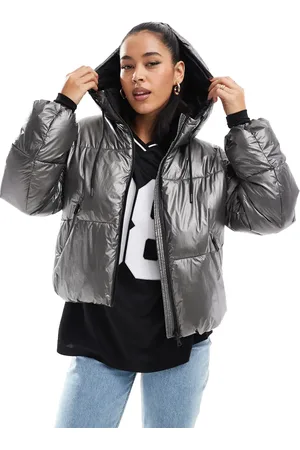 Stradivarius – Wattierte Jacke in Metallic- mit Kapuze
