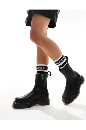 Dr. Martens Dr. Martens – Amaayah Lo – Stiefel zum Reinschlüpfen aus Leder in
