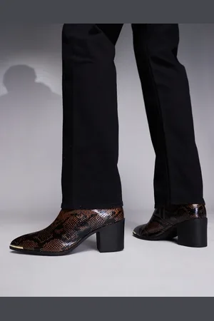 ASOS – Absatz-Stiefel in brauner Schlangen-Optik mit goldfarbenem Besatz