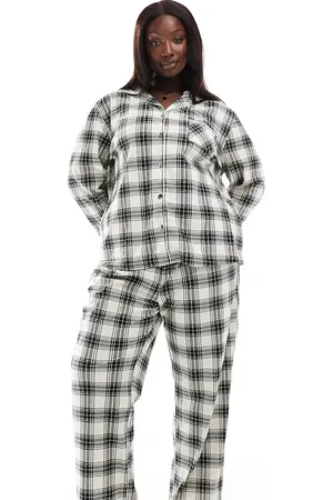 Loungeable Curve – Karierter, langärmliger Pyjama aus Microfleece in Cremeweiß/Schwarz mit Knopfleiste