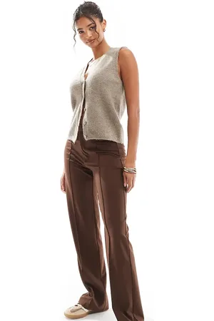 Pull&Bear Petite – Elegante Hose in Schokobraun mit geradem Schnitt und Ziernaht vorne