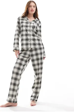 Loungeable – Karierter, langärmliger Pyjama aus Microfleece in Cremeweiß/Schwarz mit Knopfleiste