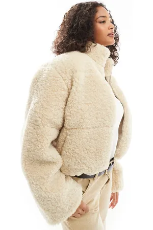 VERO MODA – Kurze Teddyfelljacke aus Stoffbahnen in Hellbeige