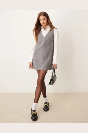 ASOS – Elegantes Etuikleid in mit Nadelstreifen und tiefem V-Ausschnitt