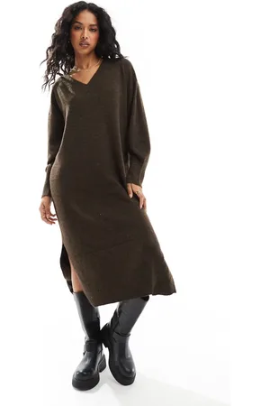 VERO MODA – Midi-Strickkleid in Schokobraun mit Oversize-Passform und V-Ausschnitt