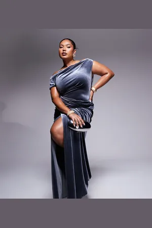 ASOS ASOS DESIGN Curve – Hochwertiges Samt-Maxikleid in Anthrazit mit asymmetrischer Drapierung und Seitenschlitz