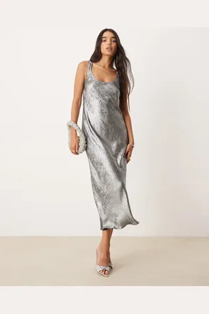 New Look – Satin-Midikleid in mit U-Ausschnitt