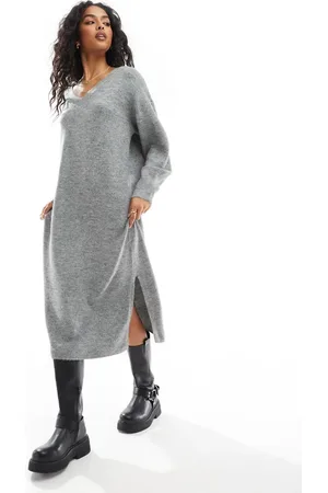 VERO MODA – Midi-Strickkleid in Mittelgrau meliert mit Oversize-Passform und V-Ausschnitt