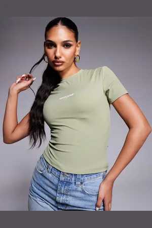 Sixth June – Knapp geschnittenes, kurzärmliges T-Shirt aus elastischem, formgebendem Stoff in hellem Khaki mit Logodetail