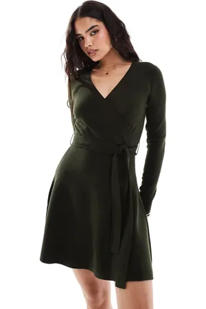 French Connection – Kurzes Skater-Wickelkleid aus weichem Strick in Khaki