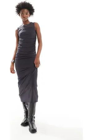 Noisy May – Gerafftes, wadenlanges Kleid in Anthrazit