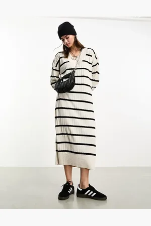 ONLY – Gestreiftes, wadenlanges Strickkleid in Cremeweiß und Schwarz mit V-Ausschnitt