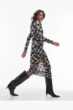 Topshop – Midaxi-Kleid in Schwarz-Weiß mit Blumenmuster und Knitterstruktur