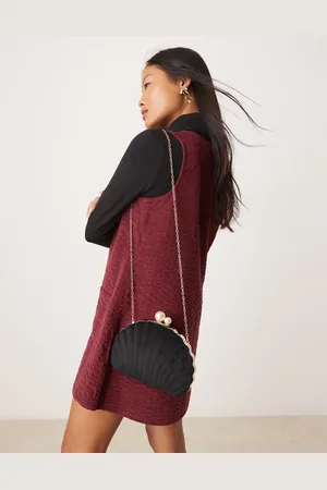 True Decadence – Muschelförmige Samt-Clutch in mit Perlenverschluss