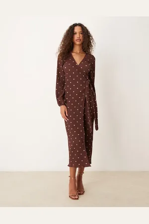 Never Fully Dressed – Plissiertes Midaxi-Kleid in Schokobraun mit goldenem Tupfenmuster