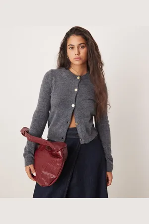 MANGO – Flauschige Strickjacke in mit goldfarbenen Knöpfen