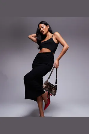 ASOS ASOS DESIGN Petite – Midikleid in mit One-Shoulder-Träger, welligem Ausschnitt und abgerundetem Zierausschnitt